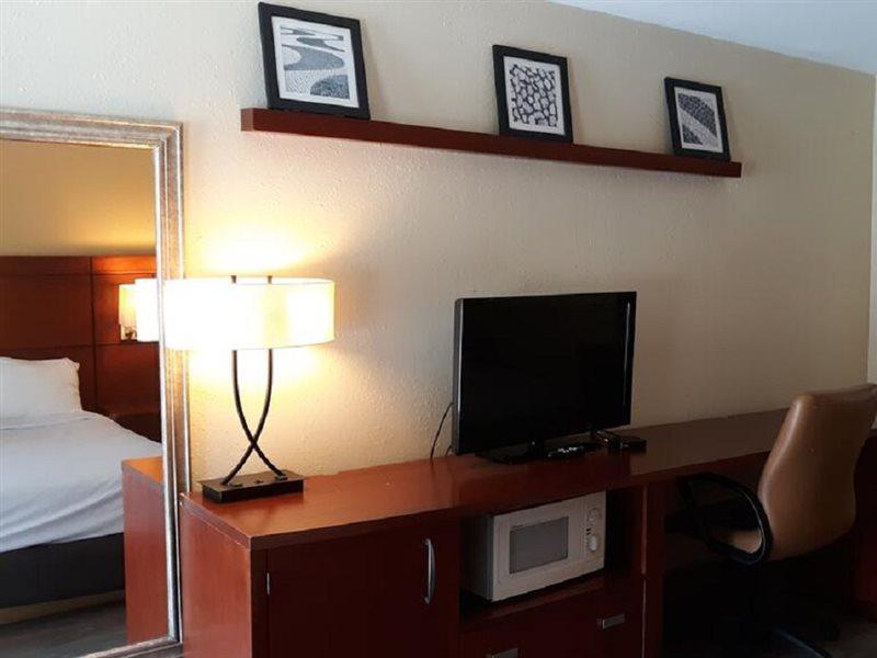 Baymont By Wyndham Williamsburg Hotel Екстериор снимка
