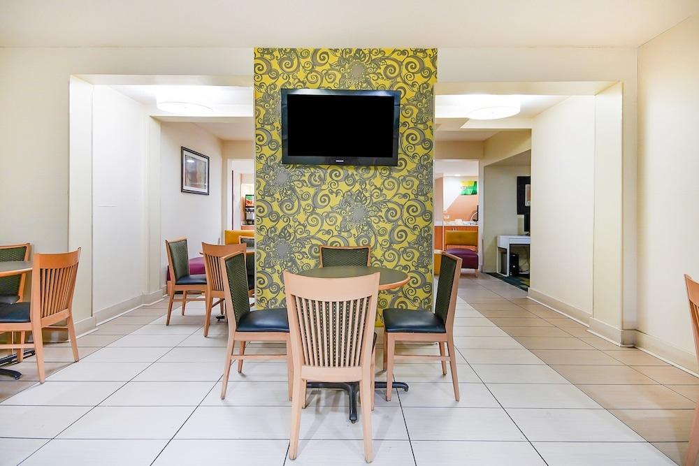 Baymont By Wyndham Williamsburg Hotel Екстериор снимка