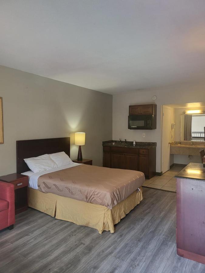 Baymont By Wyndham Williamsburg Hotel Екстериор снимка