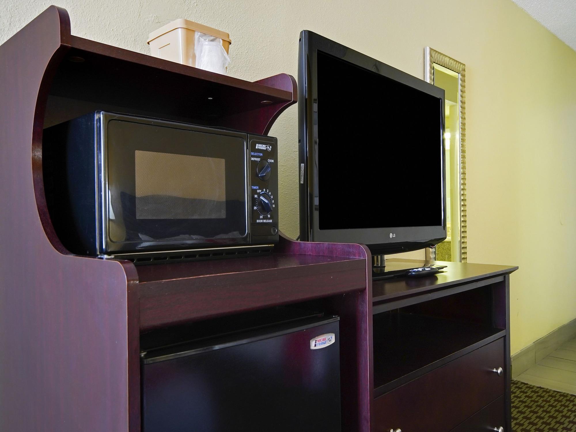 Baymont By Wyndham Williamsburg Hotel Екстериор снимка