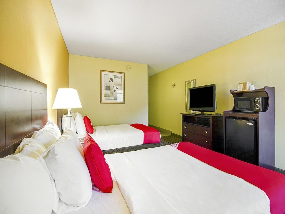Baymont By Wyndham Williamsburg Hotel Екстериор снимка
