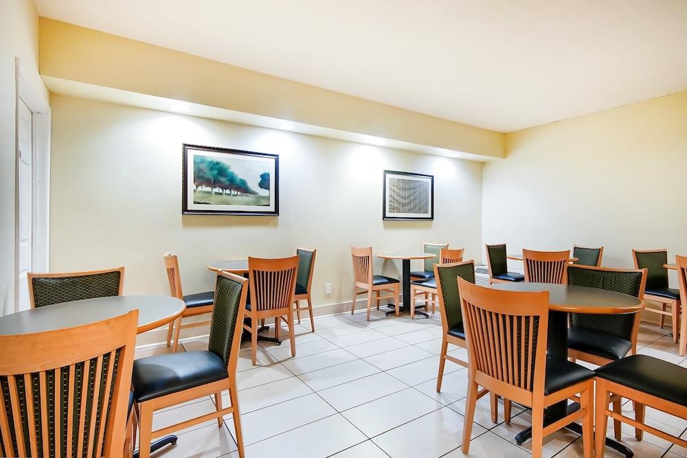 Baymont By Wyndham Williamsburg Hotel Екстериор снимка