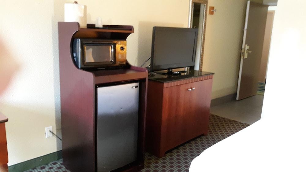 Baymont By Wyndham Williamsburg Hotel Екстериор снимка