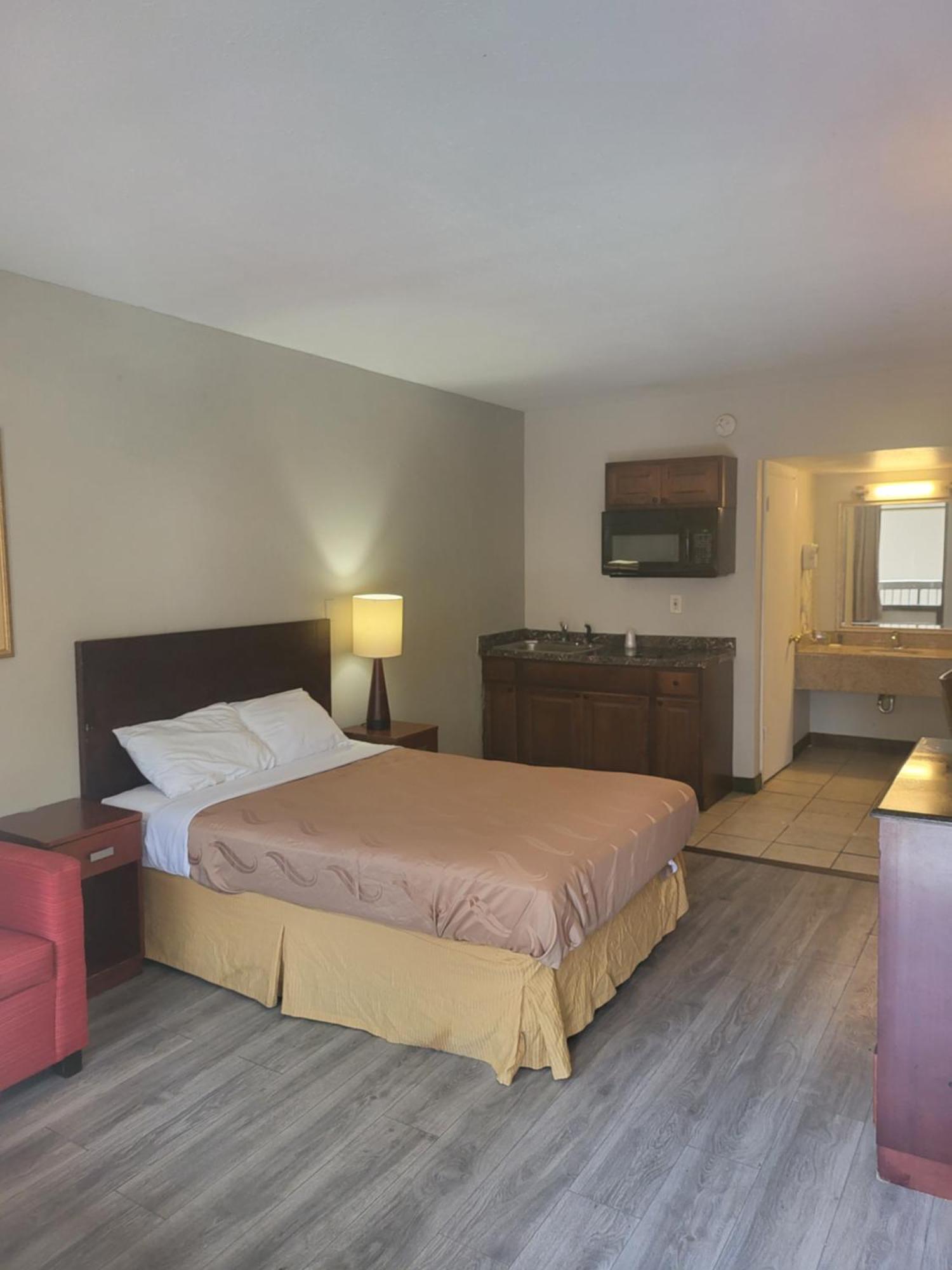 Baymont By Wyndham Williamsburg Hotel Екстериор снимка